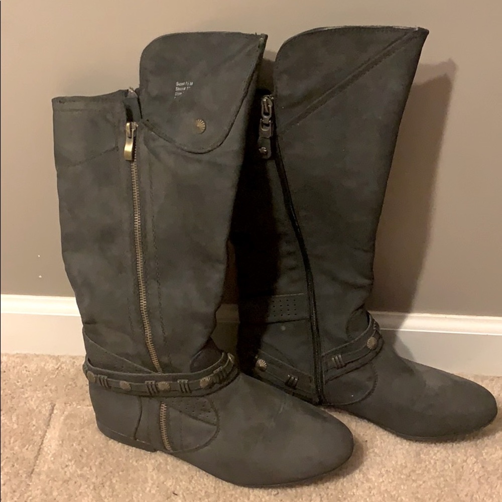 Women’s black boots